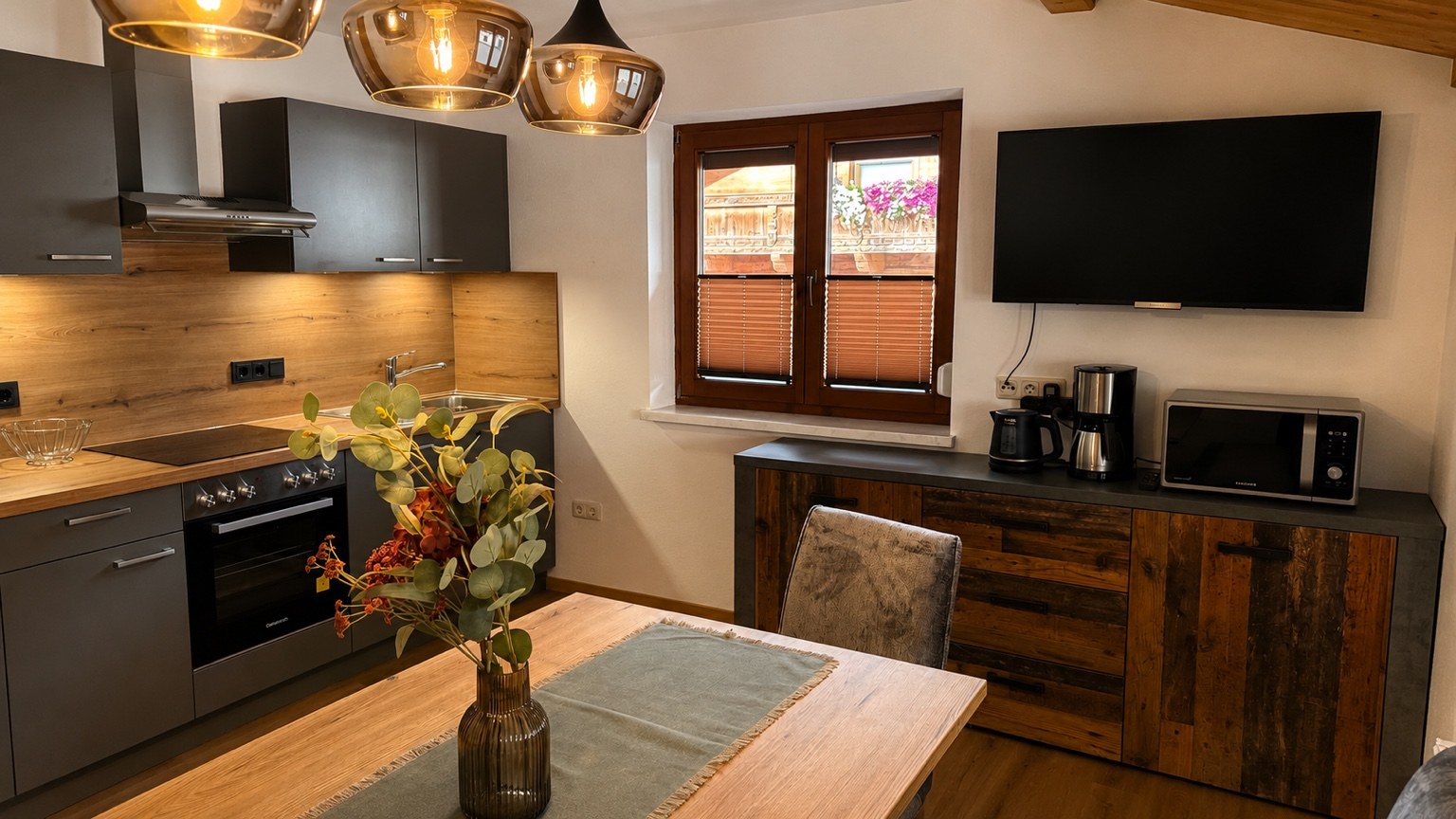 Kitchen with dining area in the holiday apartment