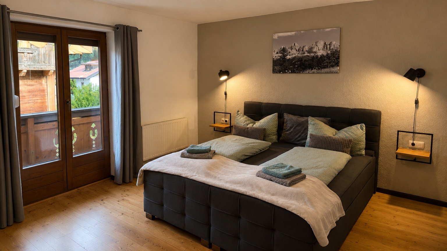 Schlafzimmer 2 mit Doppelbett und Balkontür