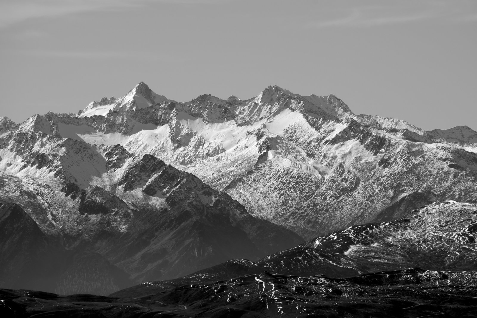 Atmosphärisches Schwarz-Weiß-Motiv der Tiroler Alpen